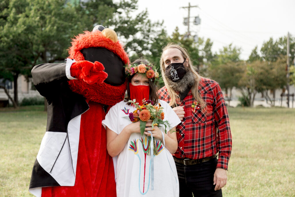 Bride and groom with Philly Elmo at Penn Treaty Park by Pennsylvania wedding photographer Vay Photo